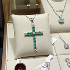 Ciondolo croce in oro bianco e smeraldo e diamanti naturali 2.96ct