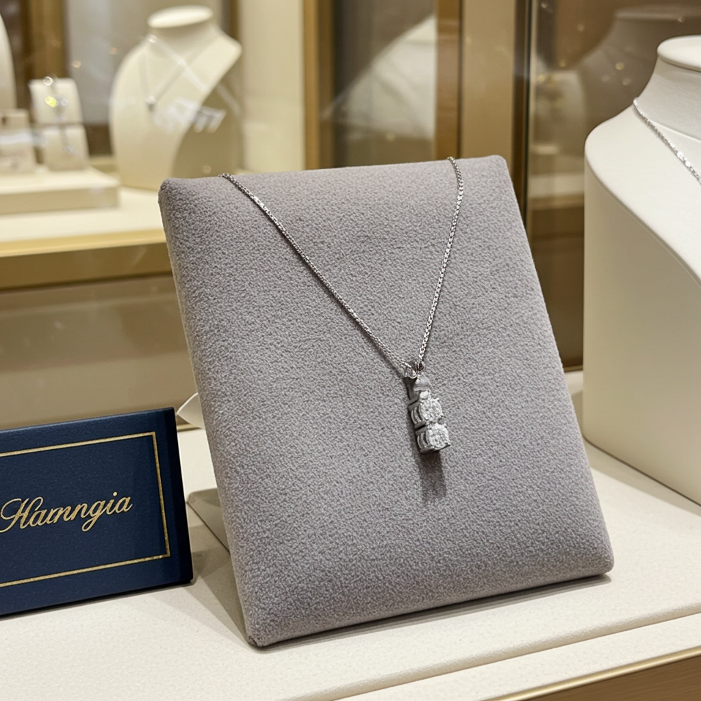 Collana con pendente trilogy con 0.30ct Diamanti Naturali  in oro bianco 18kt