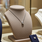 ciondolo punto luce  a cipollina in oro bianco 18k e diamante naturale  0,30 ct