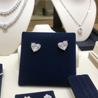 Orecchini punto luce in oro bianco 18k con 2 diamanti naturali Taglio cuore  0,50ct