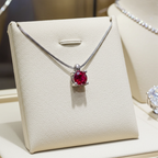 ciondolo punto  luce in oro bianco 18k e rubino naturale 0,50 ct