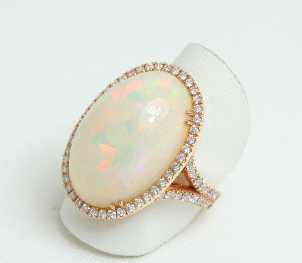 Anello in oro giallo e diamanti naturali 0.81ct  e opale 16.30ct