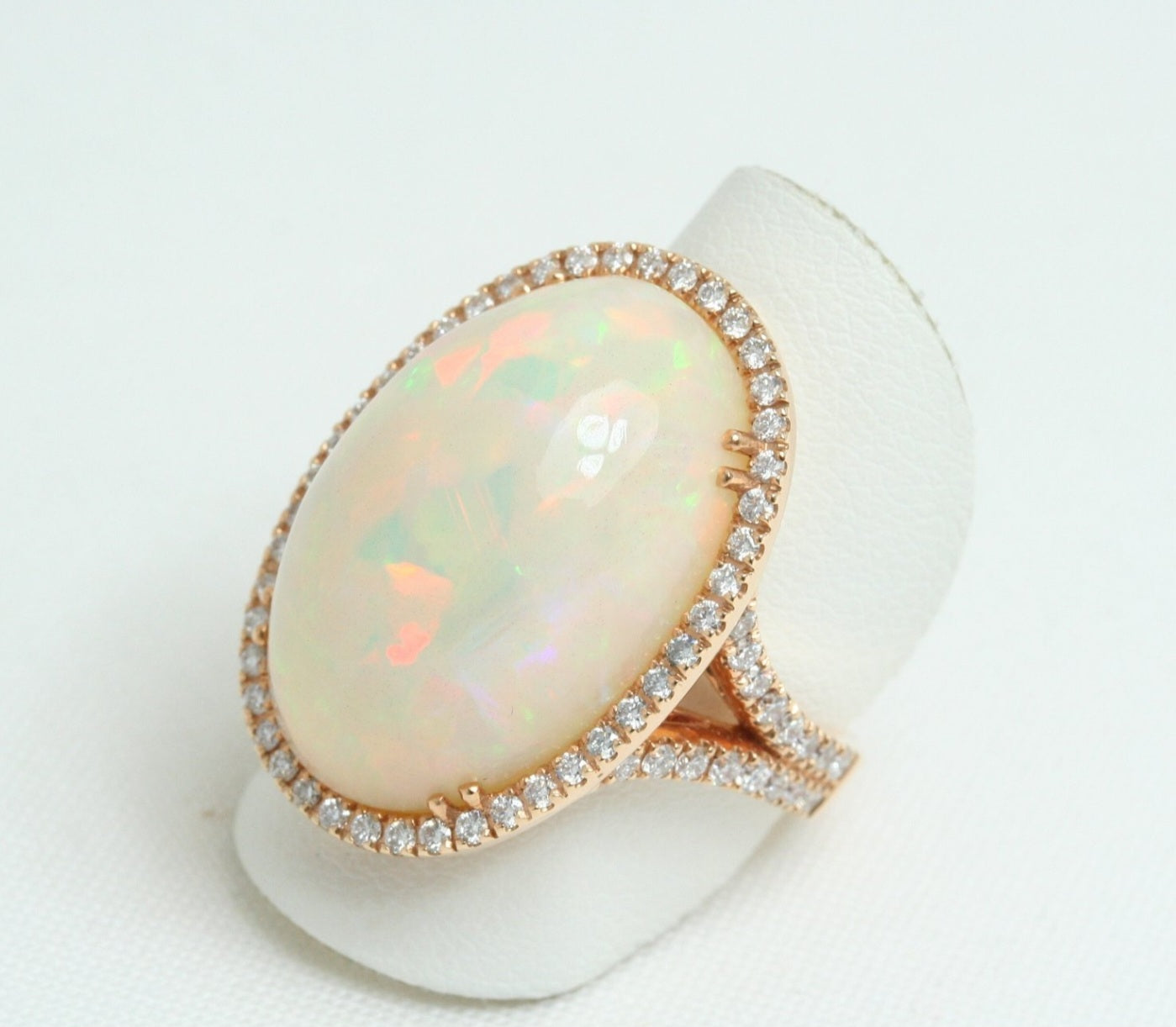 Anello in oro giallo e diamanti naturali 0.81ct  e opale 16.30ct