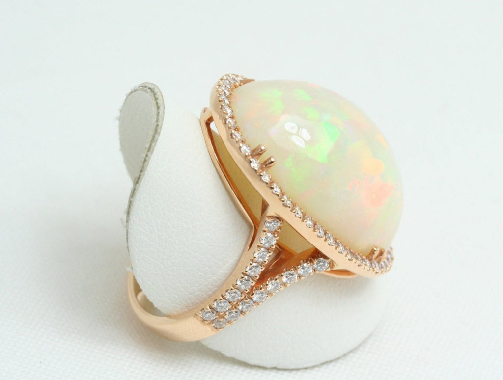 Anello in oro giallo e diamanti naturali 0.81ct  e opale 16.30ct