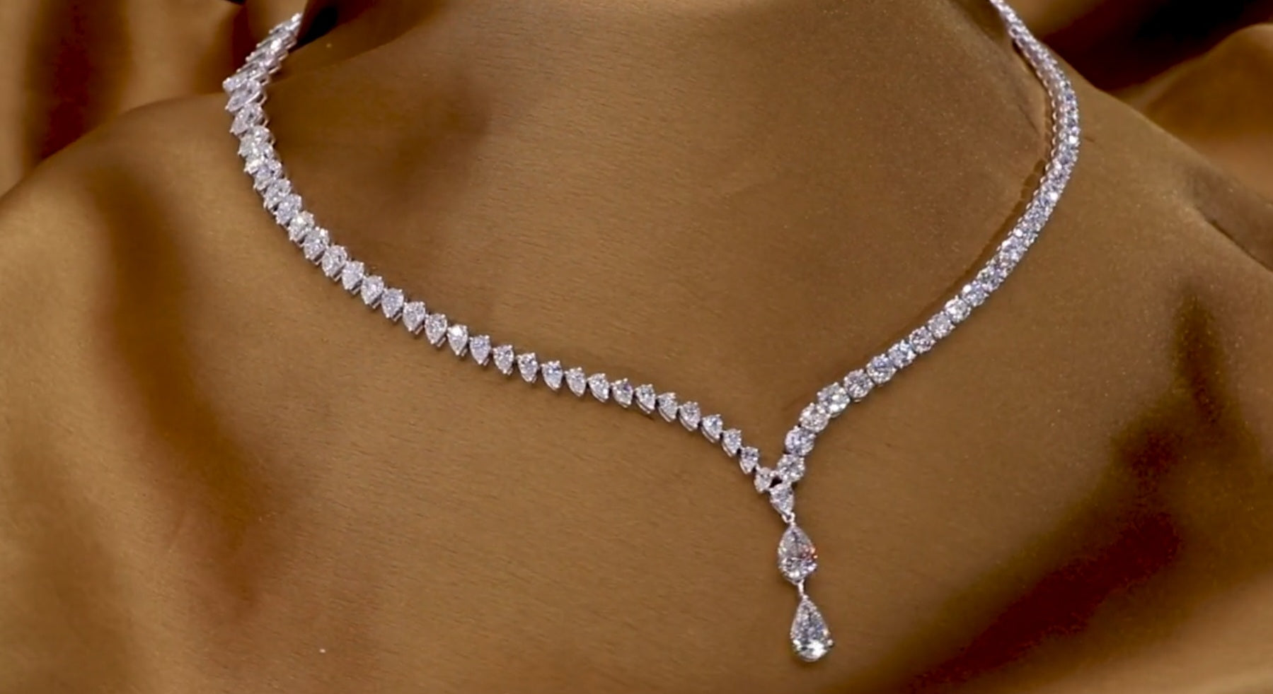 Collana tennis in oro bianco 18k e diamanti naturali taglio pera 37.50ct