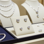 Orecchini punto luce in oro bianco 18k con 2 diamanti naturali Taglio cuore  0,50ct