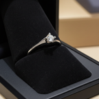 anello solitario modello Tiffany con diamante naturale 0,30 ct